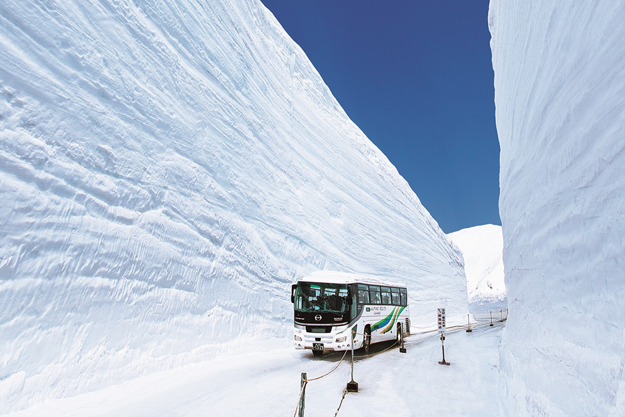 2-Day Tateyama Kurobe Alpine Route & Matsumoto Castle Tour from Osaka | Onsen Stay（Including tour guide）